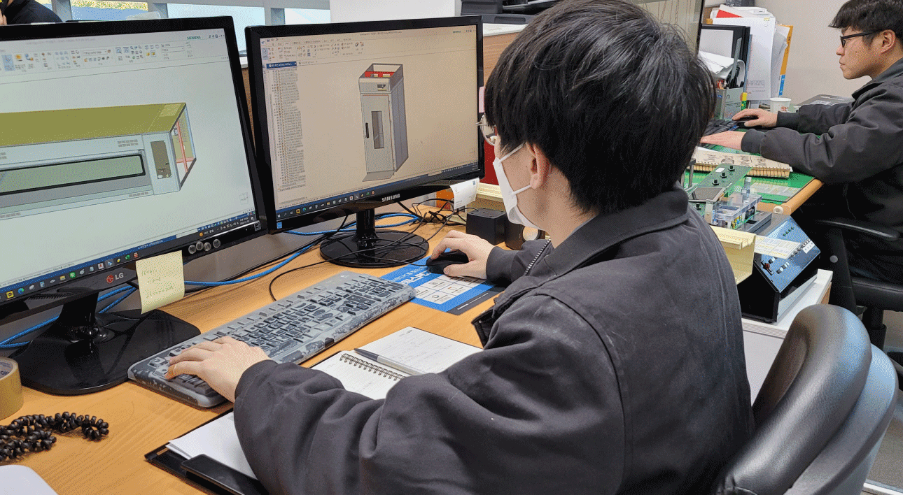 One employee's computer-working photo image1