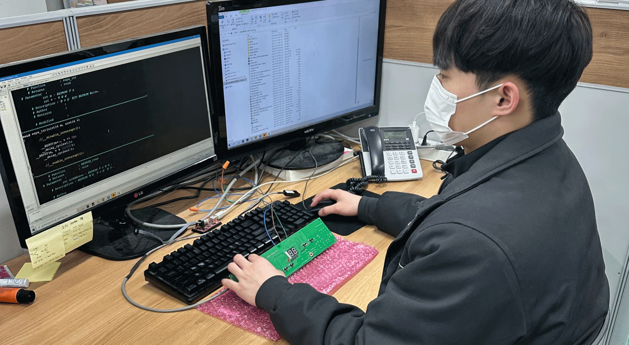 One employee's computer-working photo image2
